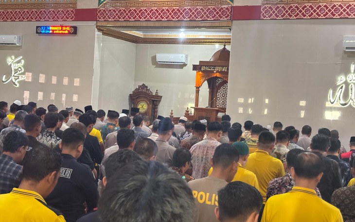 Personel Polda dan Masyarakat Gelar Sholat Gaib