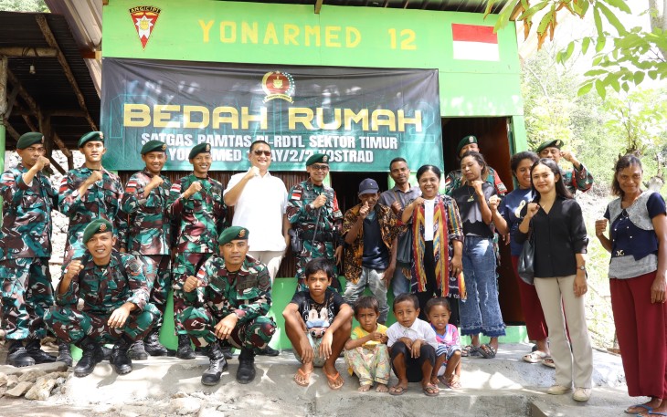 Foto bersama Satgas Pengamanan Perbatasan (Pamtas) RI–RDTL Sektor Timur Yonarmed 12 Kostrad.