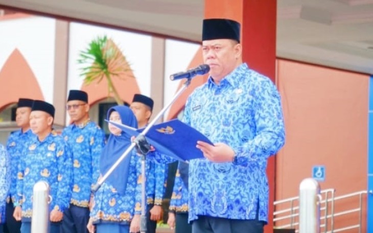 Sekretaris Daerah Kabupaten Bintan Ronny Kartika yang bertindak sebagai Pembina Upacara