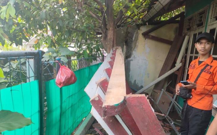 Sejumlah rumah mengalami kerusakan akibat gempa bumi berkekuatan M4.1 yang mengguncang Bogor, Jawa Barat, pada Kamis (10/4)