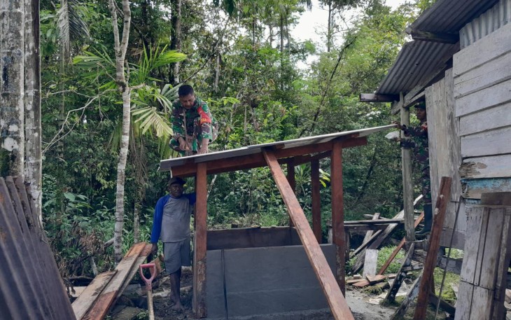 Babinsa Koramil Agimuga Bantu Warga Bangun MCK