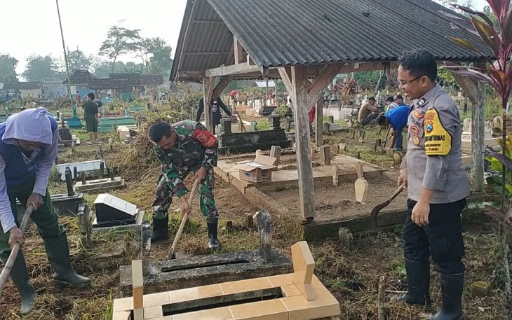 TNI-Polri dan Warga Kompak! Gotong Royong Bersihkan TPU di Trenggalek