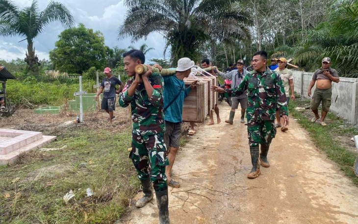 Satgas Yonzipur 5/ABW Bantu Warga yang Berduka