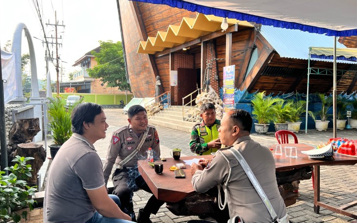 TNI Hadir Beri Pengamanan Gereja di Pacitan