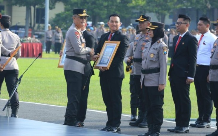 Kapolda Jatim Irjen Pol Imam Sugianto memberikan penghargaan di Surabaya, Senin (17/2)
