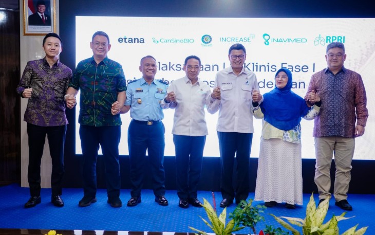 Wakil Menteri Kesehatan RI dr. Benjamin Paulus Octavianus (dr. Benny) saat meninjau pelaksanaan uji klinis di RS Islam Jakarta, Kamis (13/11).