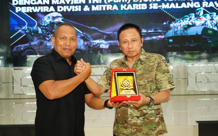 Mayjen TNI (Purn) Djoko Susilo Utomo (mantan Pangdivif 2 Kostrad période 2004-2007) bersilaturahmi dengan keluarga besar Divisi Infanteri 2 Kostrad dan mitra karib