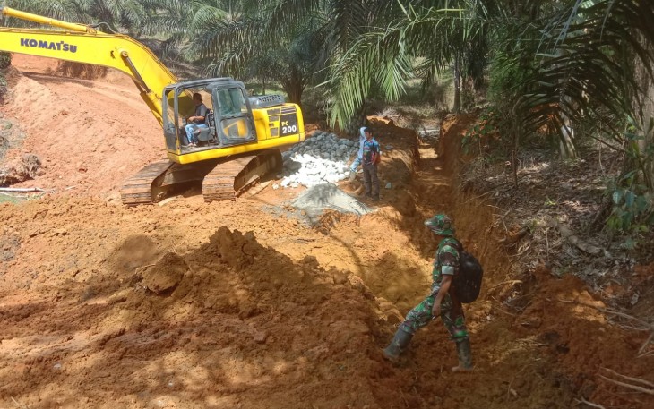Progres Pembuatan Plat Dekker TMMD Ke-124 Kodim 0408/BS Memasuki Proses Pemasangan Pondasi