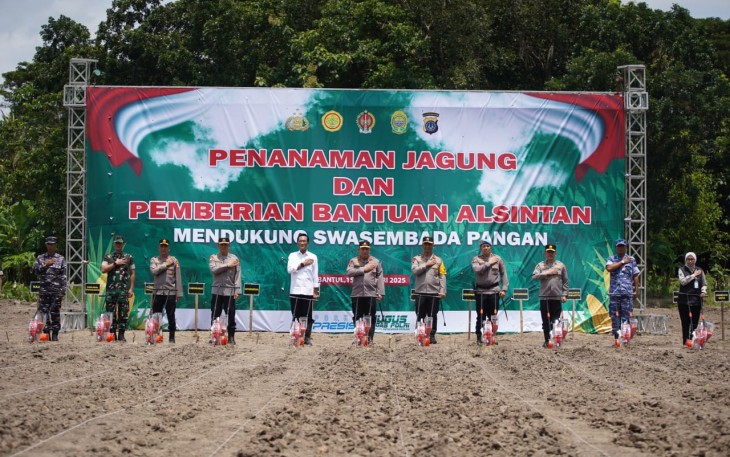  Kapolri Jenderal Pol. Listyo Sigit Prabowo menghadiri kegiatan penanaman jagung di Kabupaten Bantul, Yogyakarta