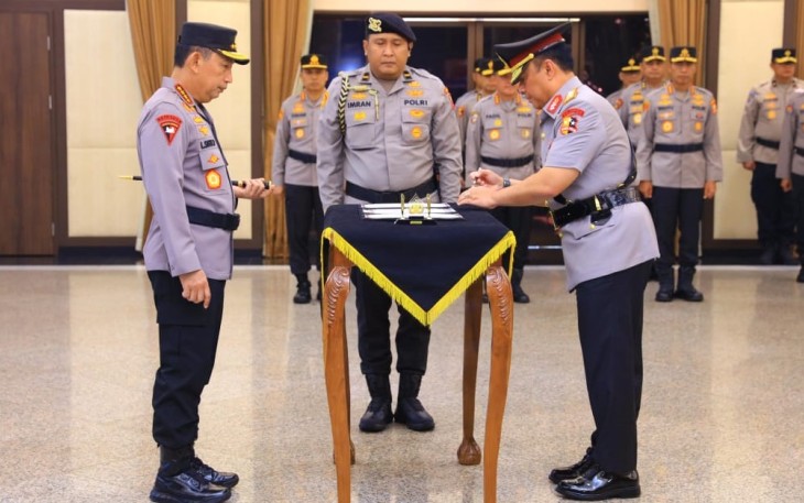 Kapolri saat Resmi Lantik Komjen Dedi Prasetyo Jadi Wakapolri di Ruang Rapat Utama Mabes Polri, Jakarta Selatan, Kamis (14/8) pukul 10.30 WIB
