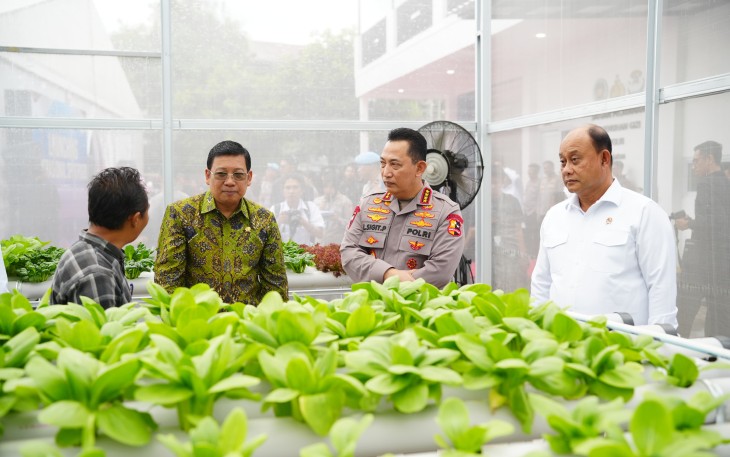 Kapolri Jenderal Polisi Drs. Listyo Sigit Prabowo bersama Menteri Pendidikan Dasar Menengah Abdul Mu’ti, Kepala Badan Gizi Nasional Dadan Hindayana, dan Ketua Yayasan Kemala Bhayangkari Ny. Juliati Sigit Prabowo, meresmikan 20 Satuan Pelayanan Pemenuhan Gizi (SPPG)
