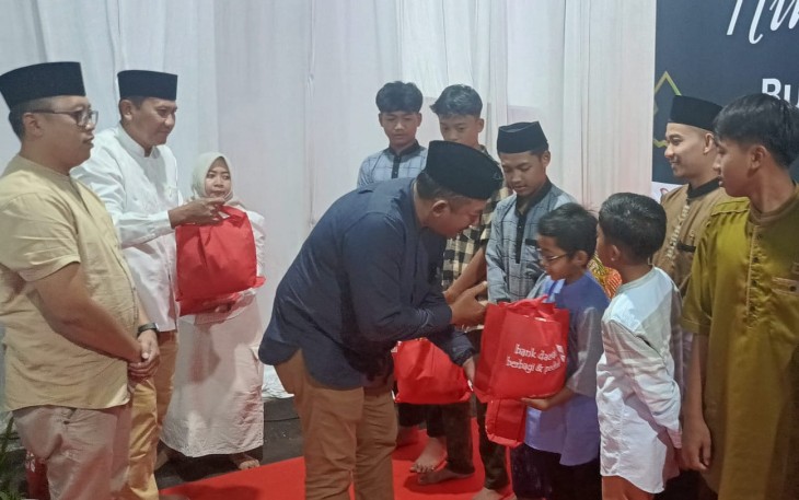 Bupati Rober Christanto menyerahkan santunan kepada anak panti asuhan yatim dan dhuafa dalam acara buka puasa bersama HUT ke-56 Bank Daerah Karanganyar, Sabtu (15/3/2025)