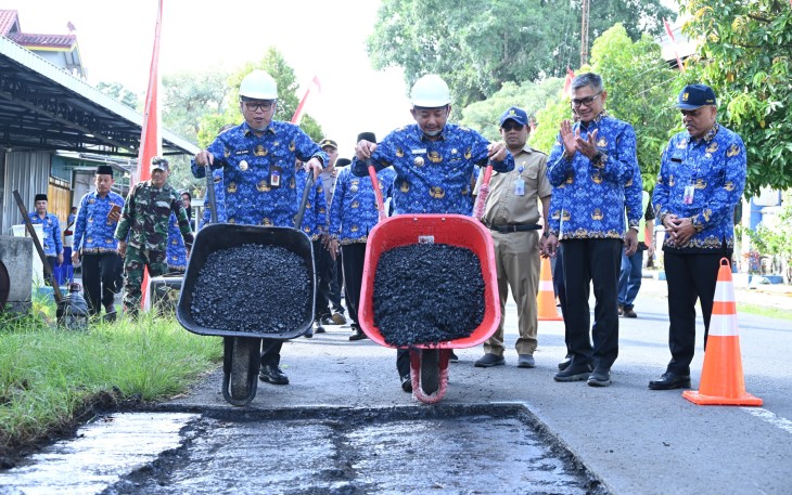 Bupati dan Wakil Bupati Karanganyar, Rober Christanto dan Adhe Eliana, melakukan peletakan batu pertama atau ground breaking perbaikan ruas jalan Karanganyar-Ngadiluwih, Senin (17/3/2025)