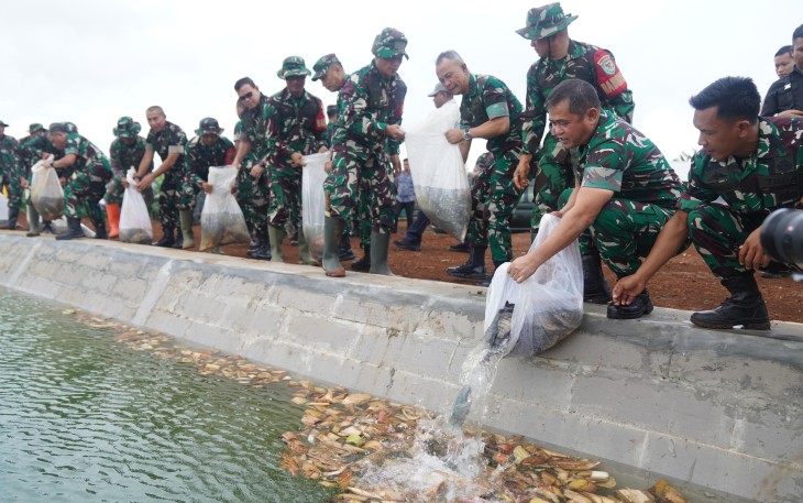 Kepala Staf Angkatan Darat (Kasad) Jenderal TNI Maruli Simanjuntak, M.Sc., saat tebar benih ikan