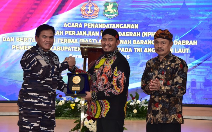 Kepala Staf Angkatan Laut (Kasal) Laksamana TNI Dr. Muhammad Ali menerima dan menyaksikan penandatanganan Naskah Perjanjian Hibah Daerah (NPHD) dan Berita Acara Serah Terima (BAST) aset tanah barang milik Pemerintah Kabupaten Sumenep yang ditandatangani Bupati Sumenep Dr. H. Achmad Fauzi Wongsojudo, Sekda Kabupaten Sumenep Ir Edy Rasyadi dan Danlantamal V Surabaya Laksma TNI Arya Delano oleh di Mako Koarmada II Surabaya, Kamis (10/4).