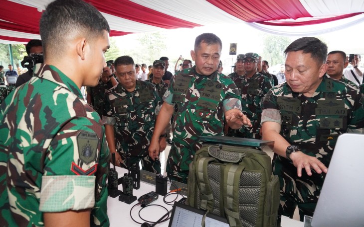 Kepala Staf Angkatan Darat (Kasad) Jenderal TNI Maruli Simanjuntak, M.Sc menyaksikan demonstrasi Alat Peperangan Elektronik (Alpernika) di Batalyon Perhubungan Angkatan Darat (Yonhubad), Depok, Jawa Barat, Senin (17/2/2025)
