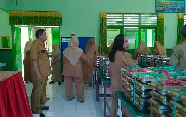 Sebanyak 999 siswa SMP Negeri 4 Pare Kabupaten Kediri menyambut antusias program makanan bergizi gratis yang diluncurkan pemerintah pusat melalui Badan Gizi Nasional (BGN) pada Senin (14/4/2025)