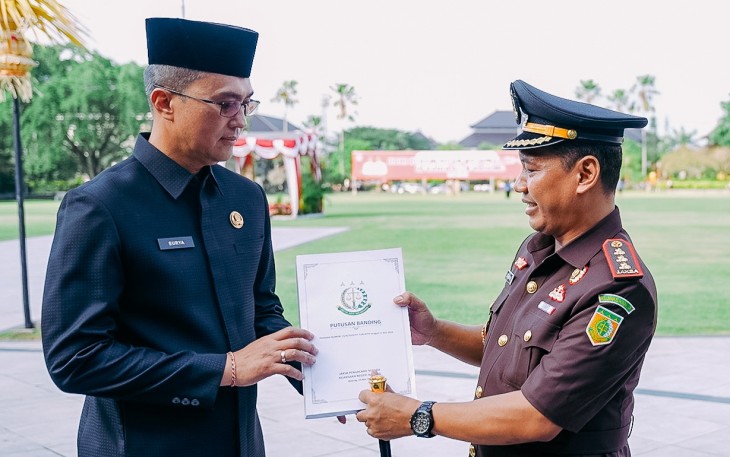 JAKSA PENGACARA NEGARA KEJARI BADUNG MENANG BANDING DI PENGADILAN TINGGI TATA USAHA NEGARA MATARAM DALAM MEMPERTAHANKAN ASET PEMKAB  BADUNG  Pada hari Selasa tanggal 20 Mei 2025, bertepatan dengan Upacara Peringatan Hari Kebangkitan Nasional di Lapangan Mangupraja Mandala Pusat Pemerintahan Kabupaten Badung, Sutrisno Margi Utomo, S.H.,M.H., selaku Kepala Kejaksaan Negeri Badung bersama Tim Jaksa Pengacara Negara pada Kejaksaan Negeri Badung menyerahkan berkas kemenangan Banding dari Pengadilan Tinggi Tata U