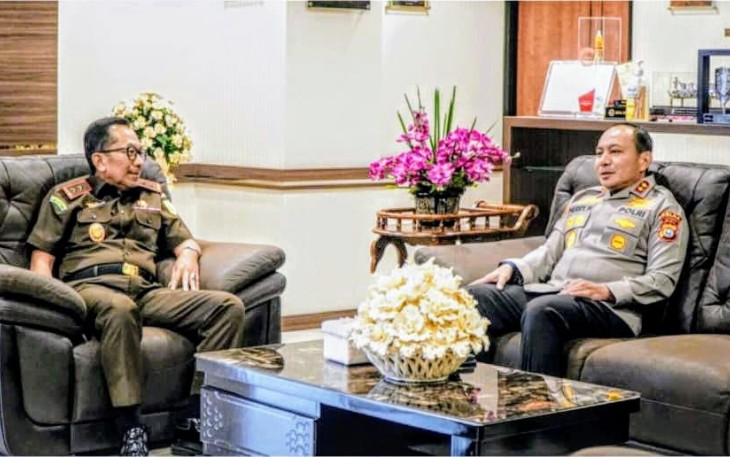 Kajati Riau Akmal Abbas SH., MH., didampingi Wakajati beserta para Asisten menerima kunjungan silaturahmi Kapolda Riau yang baru Irjen Pol Dr. Hery Herjawan, S.I.K., MH., M.Hum beserta PJU Polda Riau di ruang kerja Kajati, Selasa (18/03/2025)