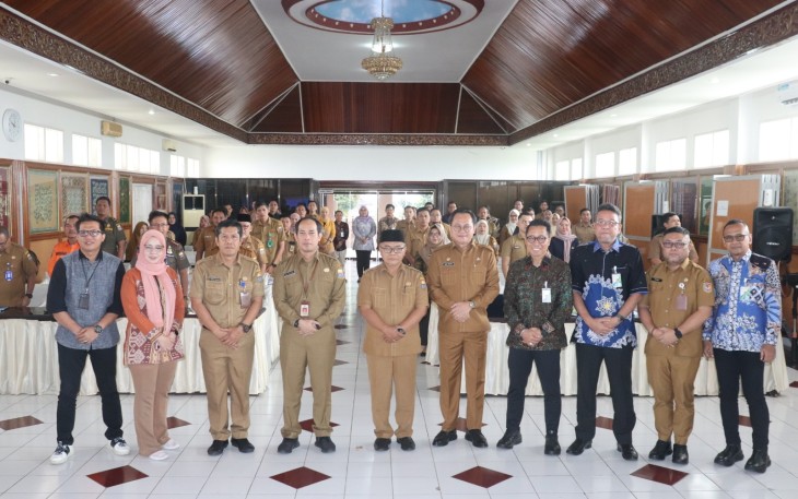 Sekretaris BSKDN Noudy R.P. Tendean saat membuka Focus Group Discussion bertajuk Strategi Optimalisasi Percepatan Capaian Universal Coverage Jaminan Sosial Ketenagakerjaan di Aula Kantor Balitbangda Pemerintah Provinsi Jambi, pada Senin, 3 Maret 2025