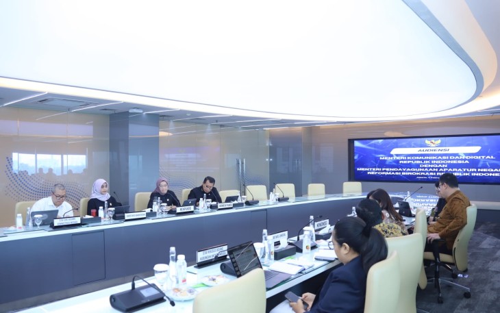 Menteri Pendayagunaan Aparatur Negara dan Reformasi Birokrasi (PANRB) Rini Widyantini hadir dalam Rapat Koordinasi Tindak Lanjut Pembahasan Isu Prioritas Pemerintahan Digital dengan Menteri Komunikasi dan Digital Meutya Hafid di Jakarta, Selasa (04/02/2025)