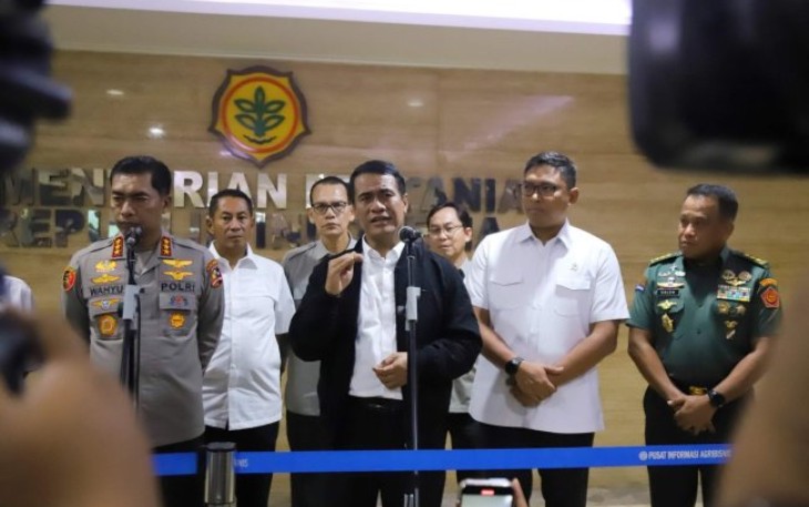 Dihadapan Mentan Amran, Kabareskrim Polri Wahyu Widada, Ketua Dewan Pengawas Bulog Sudaryono, dan Direktur Utama Bulog Novi Helmy Prasetya, sejumlah perwakilan pengusaha penggilingan padi dan beras swasta menandatangani purchase order (PO) di Auditorium Utama Kementerian Pertanian (Kementan), Jakarta, Senin (10/2).