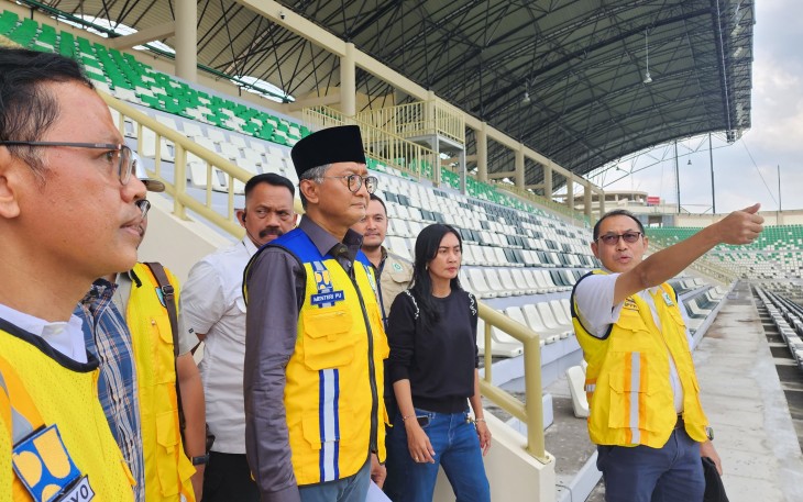  Menteri Pekerjaan Umum (PU), Dody Hanggodo, meninjau proyek revitalisasi Stadion Maguwoharjo di Kabupaten Sleman, Daerah Istimewa Yogyakarta (DIY), pada Sabtu (22/2)