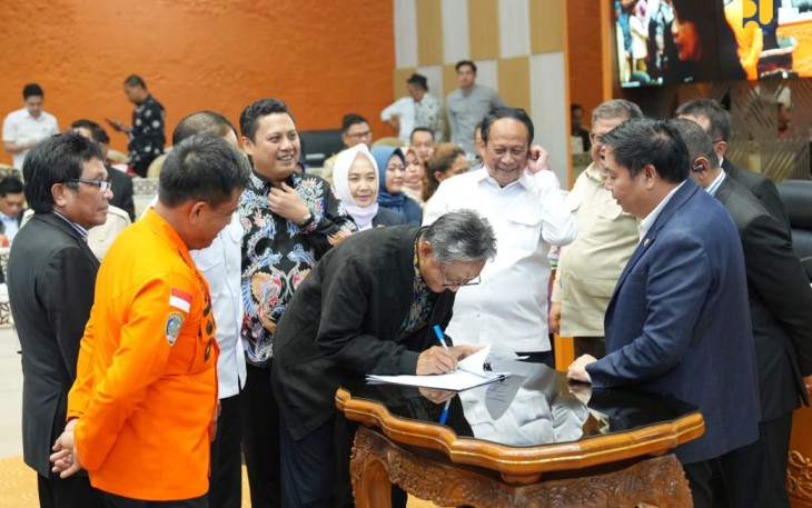 Menteri Pekerjaan Umum (PU) Dody Hanggodo didampingi Wakil Menteri PU Diana Kusumastuti beserta Pimpinan Tinggi Madya dan Pratama di lingkungan Kementerian PU menghadiri Rapat Kerja dengan Komisi V DPR RI di Jakarta, Rabu (12/2/2024)