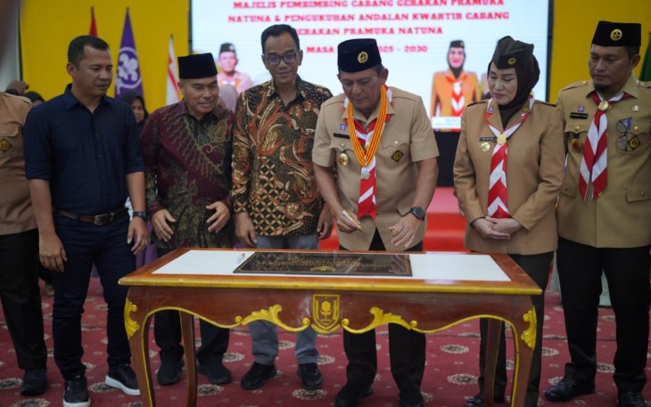 Gubernur Ansar bersama Manajer PT PLN (Persero) UP3 Tanjungpinang, Rully Agus Widanarto saat Peresmian peningkatan nyala di Kecamatan Pulau Panjang, di Gedung Serbaguna Sri Serindit, Ranai. 