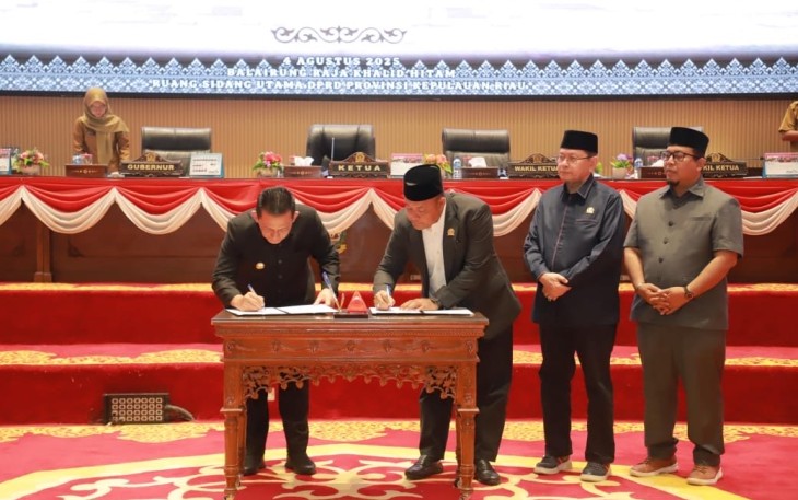 Pengesahan Ranperda ini ditandai dengan penandatanganan persetujuan bersama antara Gubernur Kepri Ansar Ahmad dan unsur Pimpinan DPRD Kepri.