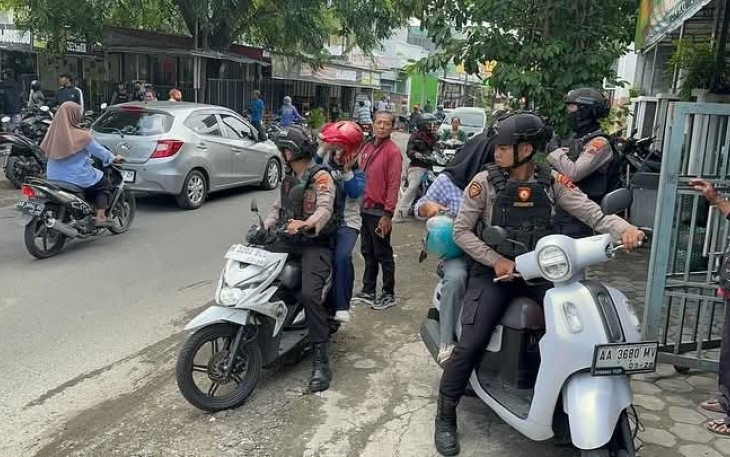 Dua perempuan diduga pelaku tindak pidana penipuan bermodus seminar e-commerce saat dibawa anggota Tim Sparta ke Mapolresta Surakarta. (Foto : Istimewa)