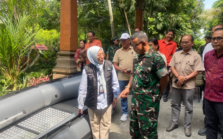 Penyerahan bantuan dilakukan oleh Plt. Deputi Bidang Pengelolaan Sampah, Limbah dan B3, Hanifah Dwi Nirmala mewakili Menteri LH/Kepala BPLH, berlangsung di Kantor Pusat Pengendalian Lingkungan Hidup Bali dan Nusa Tenggara (Pusdal Balinusra).