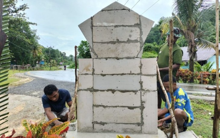 Satgas TMMD ke-123 Kodim 1708/BN bersama warga buat tugu prasasti di lokasi pintu masuk pembangunan 10 unit rumah warga Kampung Kbusdori