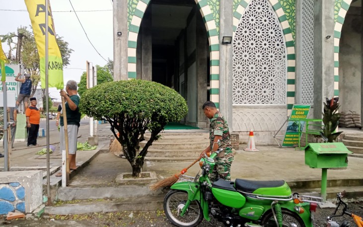 Jelang Bulan Suci Ramadan Babinsa Bersama Warga Gotong-royong Bersihkan Masjid