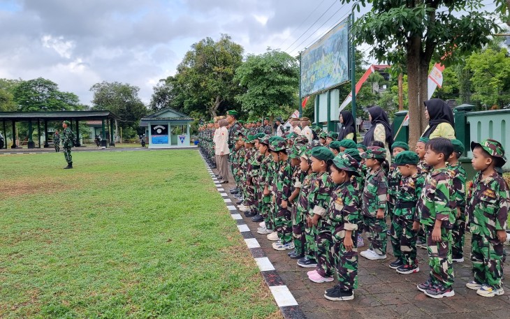 Tumbuhkan Jiwa Patriotisme, Kodim 0801/Pacitan Gelar Upacara Hari Senin bersama murid TK Kartika