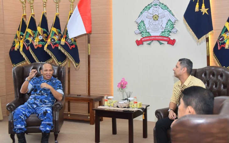 Dankoharmatau, Marsda TNI Suryanto, saat menerima kunjungan kerja dari Personel SBU Defense Industry PT GMF Aero Asia Tbk. Pertemuan berlangsung di Ruang Courtesy Call Mako Koharmatau, Bandung, pada Kamis (17/07/2025).