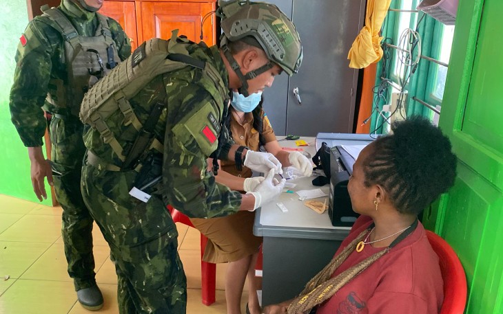 Kolaborasi Tenaga Kesehatan Satgas TNI dengan Tenaga Kesehatan Puskesmas Beoga Beri Yankes Gratis