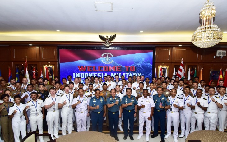 Foto bersama saat pertemuan kunjungan kehormatan (courtesy call) dari para Taruna dan Taruni Satgas Kartika Jala Krida (KJK) 2025 serta delegasi ASEAN Plus Cadet Sail (APCS), pada Selasa (5/8).