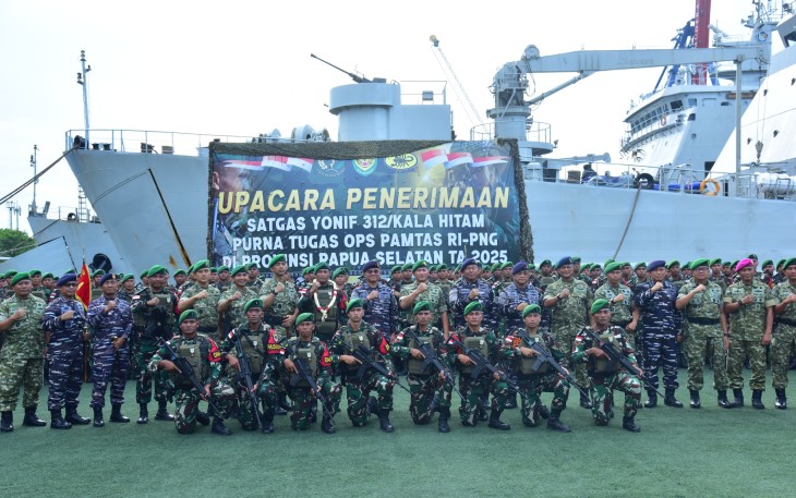 Foto bersama usai Upacara Penyambutan Satgas Pamtas RI–PNG Statis Sektor Selatan Yonif 312/Kala Hitam