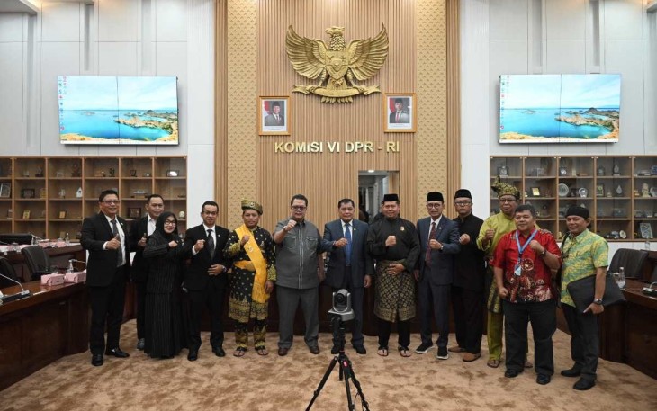 Wakil Ketua Komisi VI DPR RI Nurdin Halid foto bersama usai memimpin Rapat Dengar Pendapat Umum dengan Pimpinan PT Dani Tasha Lestari di Gedung Nusantara I, Senayan, Jakarta, Selasa (4/2/2024)