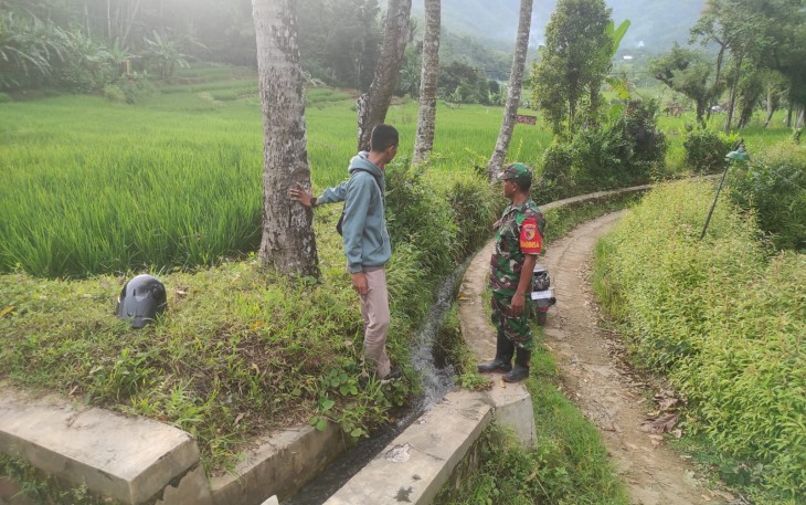 Babinsa Koramil 0801/03 Arjosari Cek Irigasi Persawahan