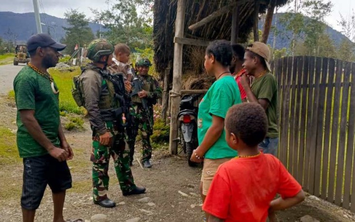 Dansatgas Yonif 700/Wyc, Letnan Kolonel Inf Heraldo Tabasonda, melaksanakan silaturahmi dan Komunikasi Sosial (Komsos) ke para tokoh masyarakat dan warga disekitaran Titik Kuat Pos Kotis Ilaga di Kampung Kimak Distrik Ilaga, Minggu (16/03/2025)