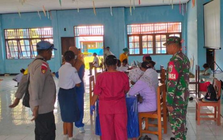 Pendampingan Babinsa di Pemeriksaan Kesehatan Siswa SMP YPK 1 Korido