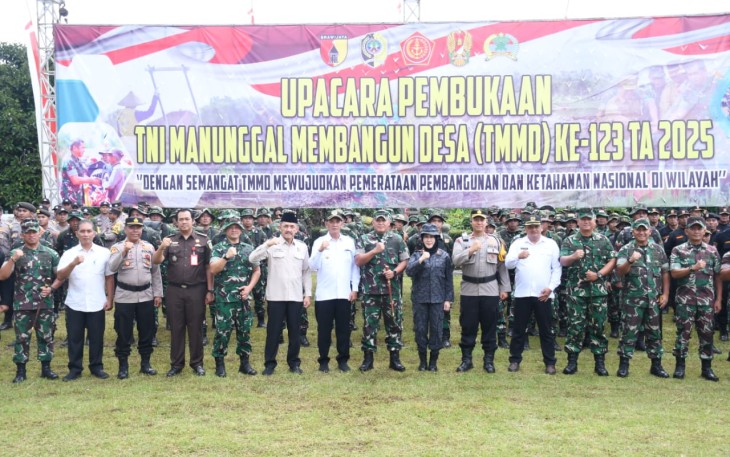 Pembukaan TMMD ke-123 Kodim 0807/Tulungagung di Lapangan Desa Sendang, Kecamatan Sendang, Rabu (19/2/2025)