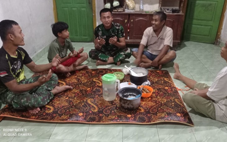 Keakraban Satgas TMMD Ke-123 Kodim 0407/Kota Bengkulu Buka Bersama di Rumah Warga 