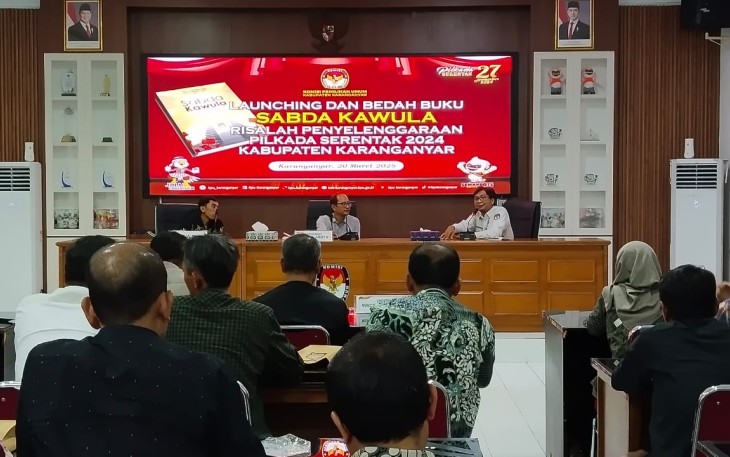 Launching dan bedah buku Sabda Kawula: Risalah Penyelenggaraan Pilkada Serentak 2024 Kabupaten Karanganyar, di ruang aula kantor KPU Karanganyar, Kamis (20/3/2025)