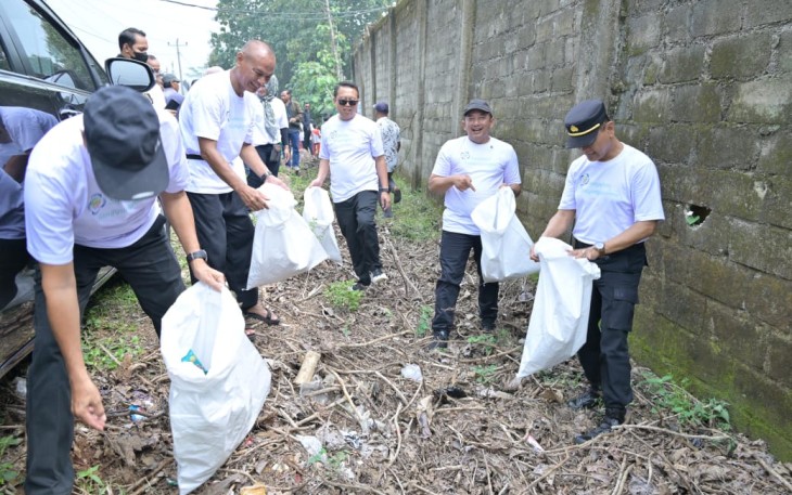 Aksi bersih sampah di tempat pembuangan akhir (TPA) Sukosari, Kecamatan Jumantono memperingati HPSN, pada Kamis (10/4/2025).