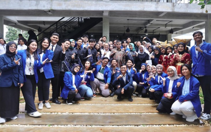 Menaker Yassierli saat foto bersama dengan mahasiswa Polteknaker di Jakarta, Senin (10/2)
