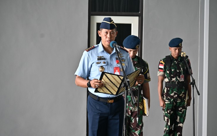 Komandan Lanud Raden Sadjad (Danlanud RSA) Natuna, Kolonel Pnb I Ketut Adiyasa Ambara, memimpin apel pagi  Hanggar Timur Lanud RSA Kabupaten Natuna, Provinsi Kepulauan Riau, Senin (10/2/2025)