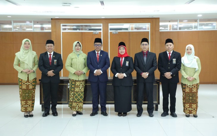 Foto bersama usai pelantikan dan pengambilan sumpah jabatan Pimpinan Tinggi Pratama pada Jumat, 11 Juli 2025 di gedung tower lantai 2 gedung Mahkamah Agung, Jakarta. 